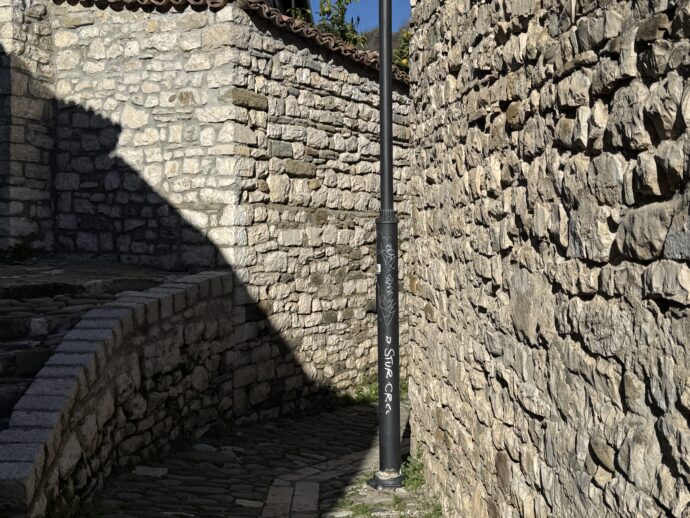 ベラト城への石畳の道