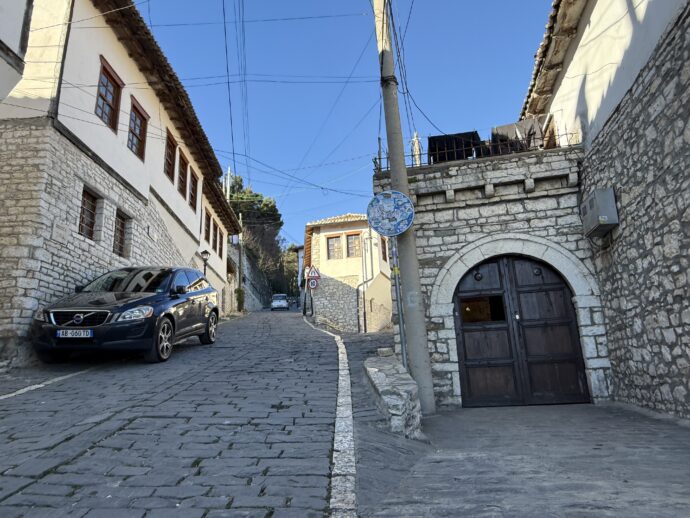 ベラト城への石畳の道