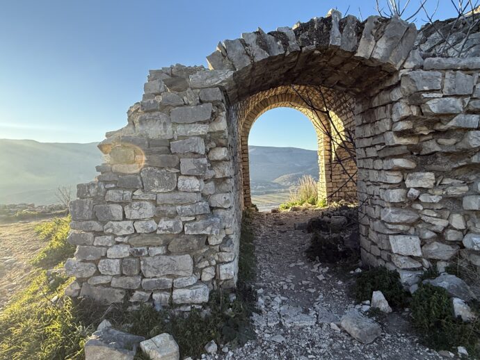 ベラティ城跡の崩れた建物