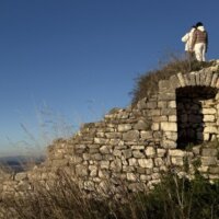 城壁に登る男性