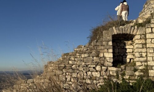 城壁に登る男性