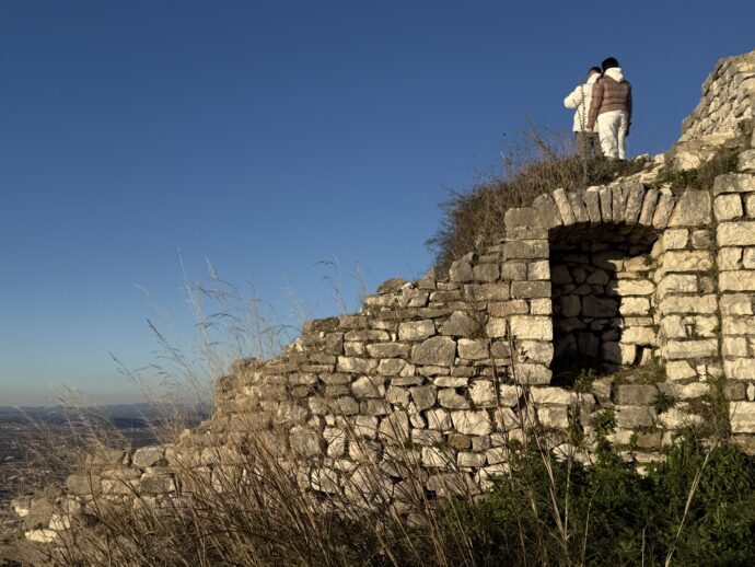 ベラト城への石畳の道