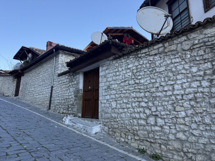 ベラト城への石畳の道