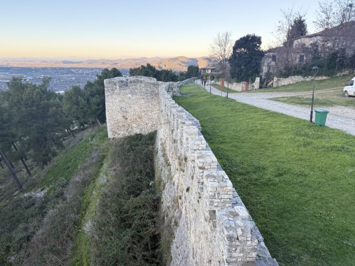 ベラティ城跡の壁