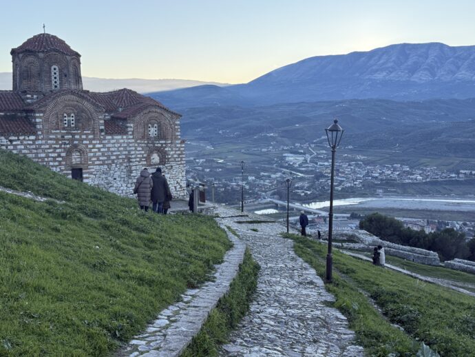 ベラティ城跡の道