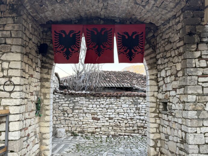 アルバニア 国旗のかかった通用口