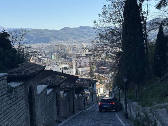 ベラト城への石畳の道