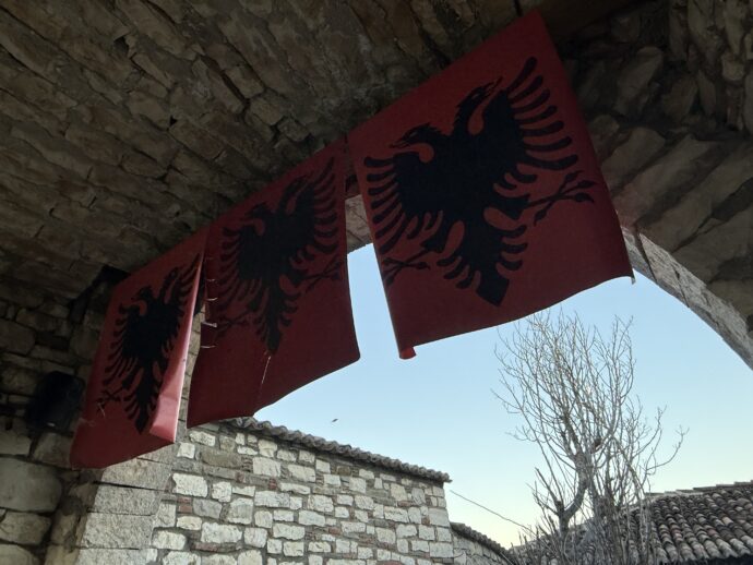 アルバニア国旗のかかった通用口