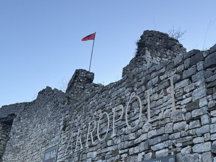 ベラト城への石畳の道