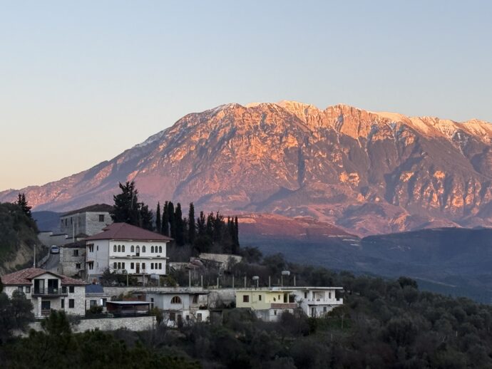 赤く染まった山