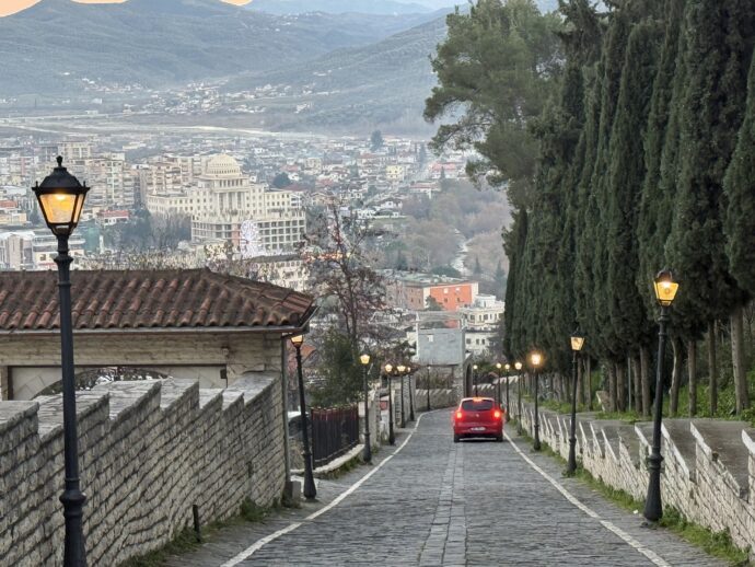 下りの石畳の道