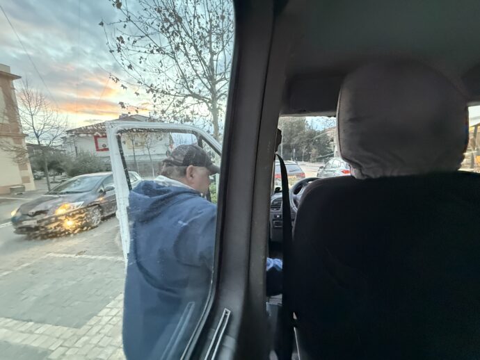 乗車してくる男性