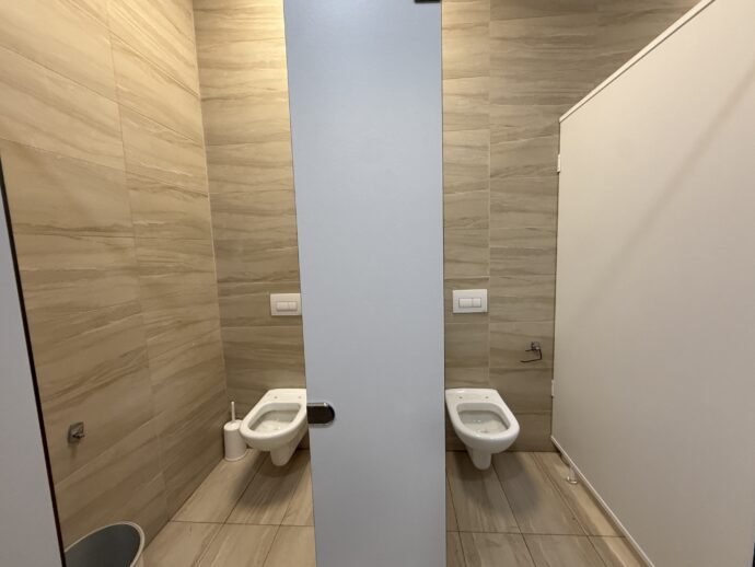 扉のとられたトイレ