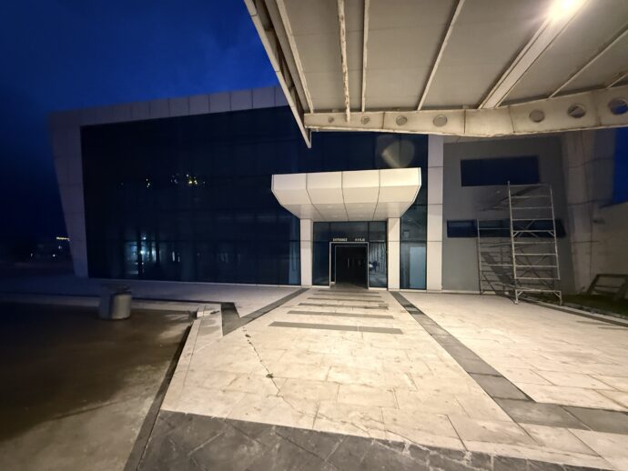 Terminali i Autobusave Fierの建物