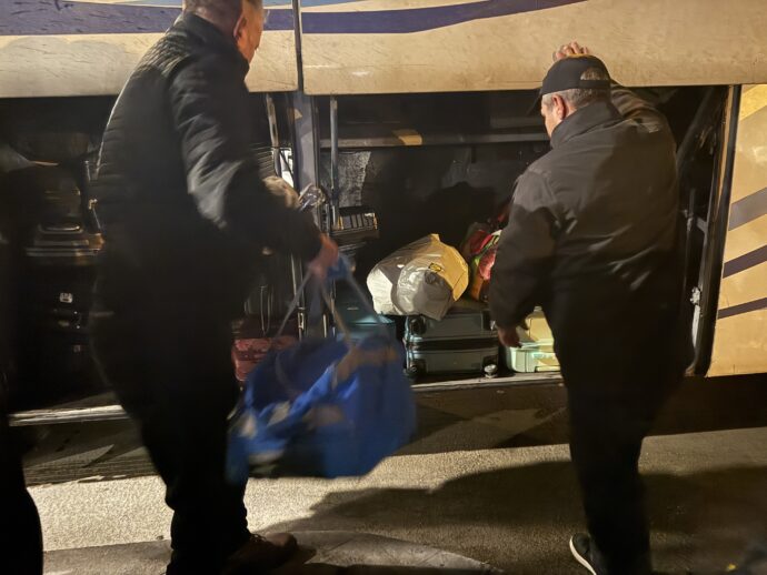 荷物を積み込む男性