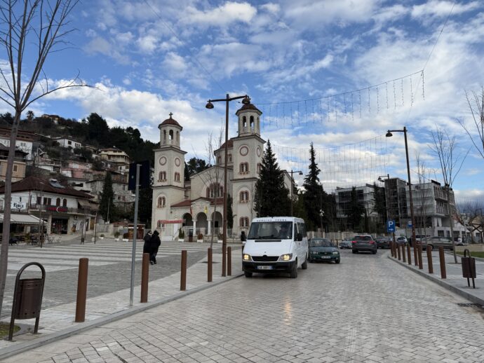 聖デメトリウス大聖堂の前の広場のバス