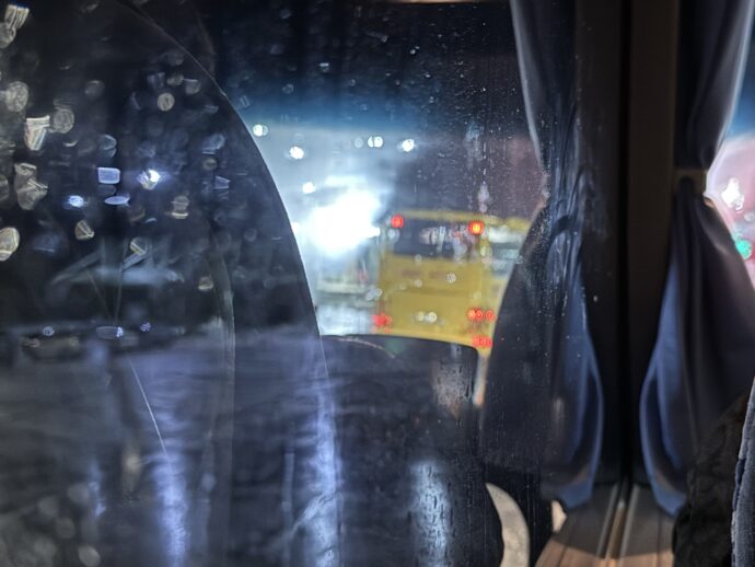 検問所に到着したバス