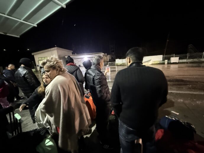 バスの検問通過待ち