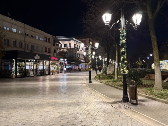 夜のベラトの通り