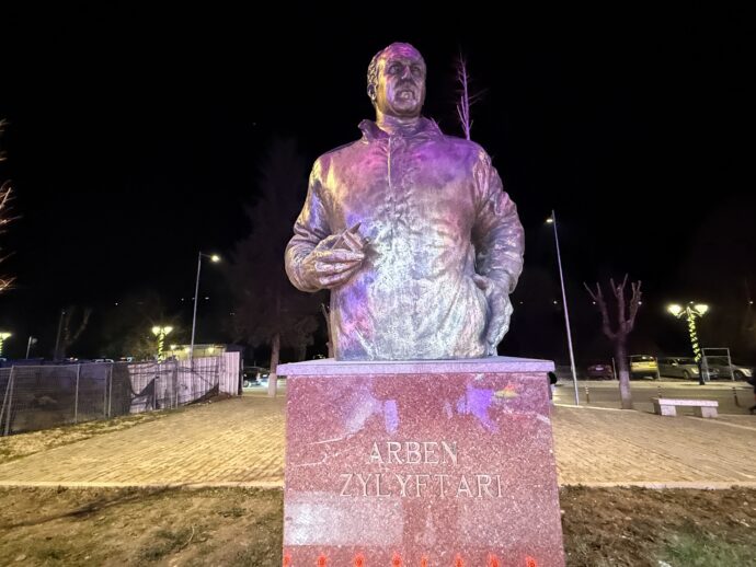 アルベン・ズィリフタリの銅像