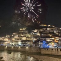 花火の打ち上がるベラト歴史地区