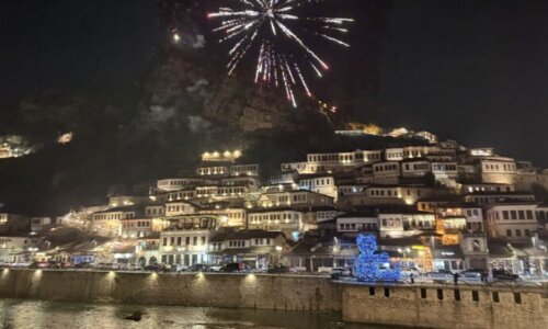 花火の打ち上がるベラト歴史地区