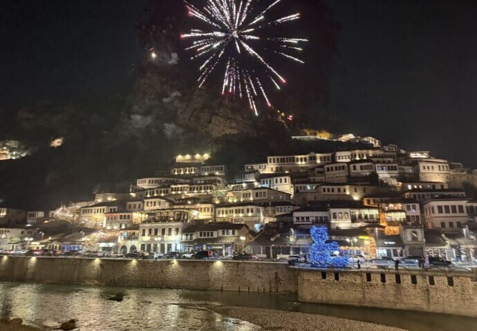 花火の打ち上がるベラト歴史地区
