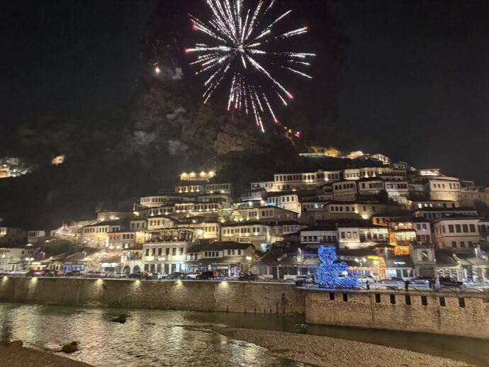 花火の打ち上がるベラト歴史地区