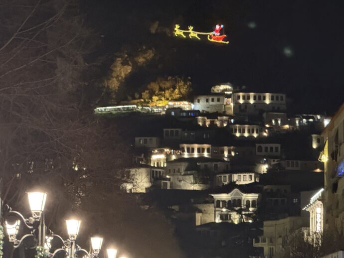 灯りの灯ったベラトの街