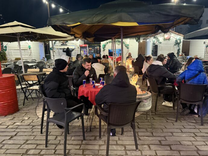 レストランで待つ人々