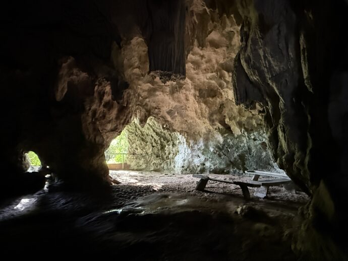 隙間から見える外界の光