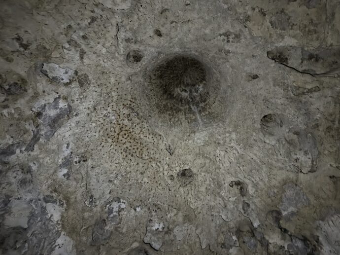 天井に開いた穴