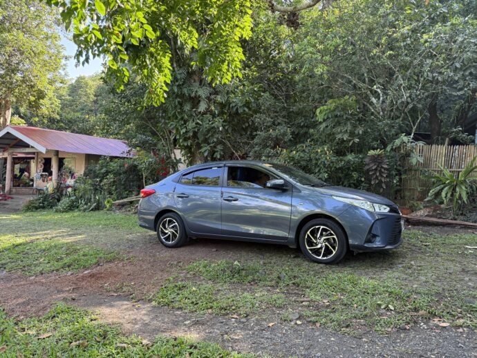 洞窟前に到着したタクシー