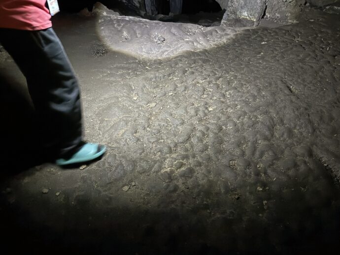 洞窟内の足元
