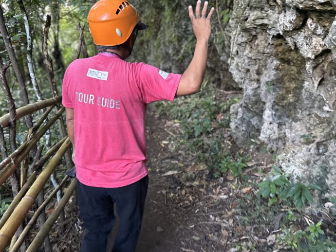 説明するガイドさん