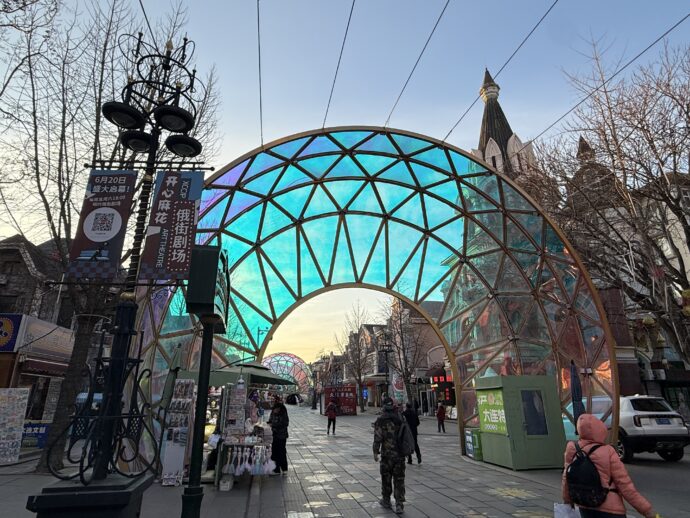 団結街のアーチ