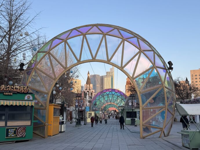 団結街のアーチ