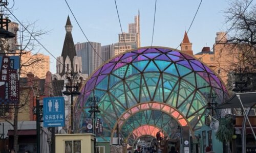 団結街のアーチ