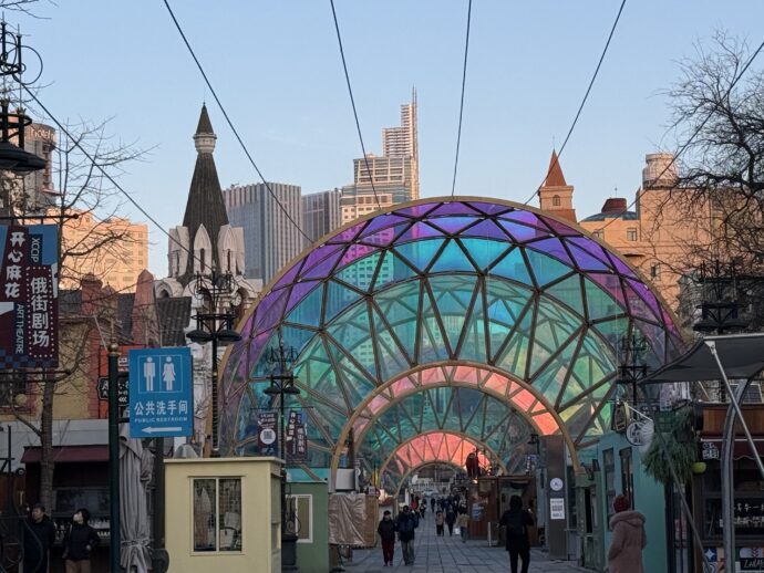 団結街のアーチ