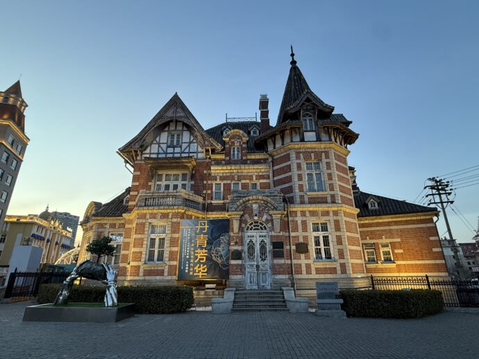 ライトアップされた東方歴史芸術展覧館