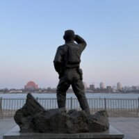 鴨緑江の兵士像