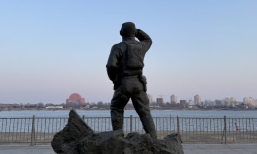 鴨緑江の兵士像