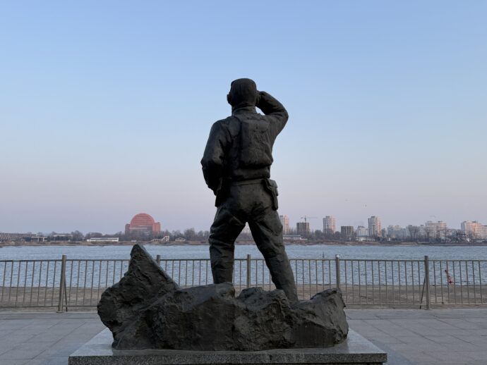 鴨緑江の兵士像