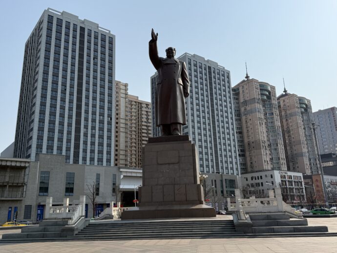 巨大な毛沢東の像