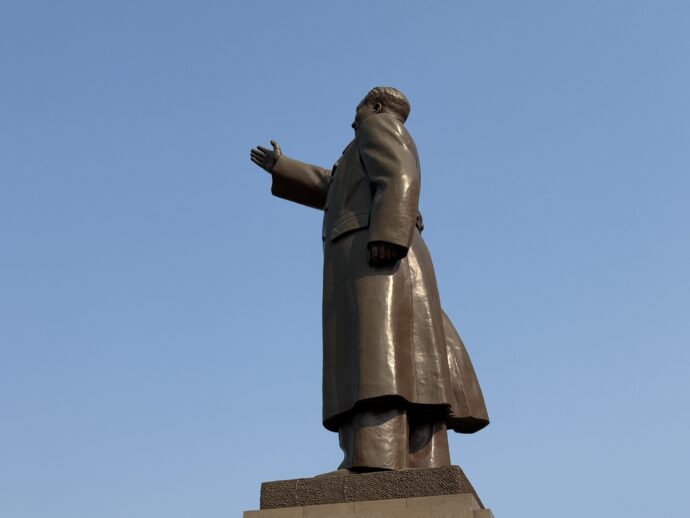 巨大な毛沢東の像