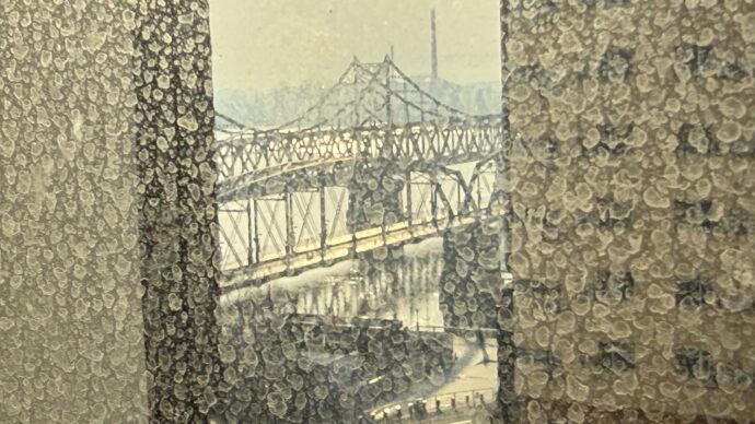 窓から見える鴨緑江大橋