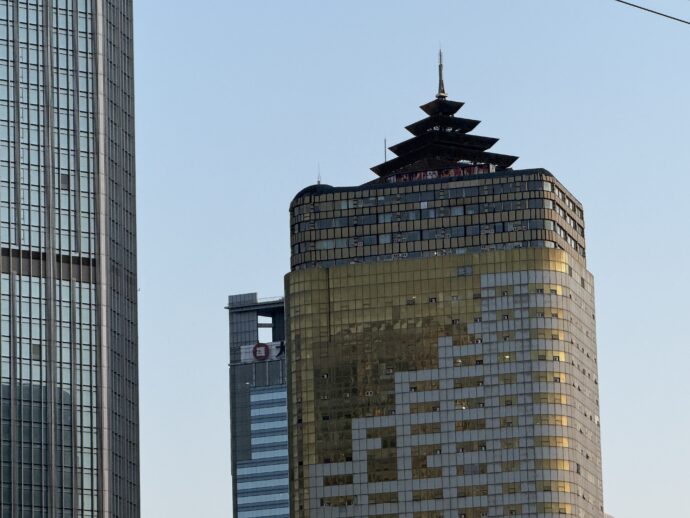 天守閣付きのビル