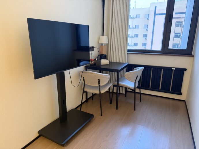 テレビと小さなテーブル