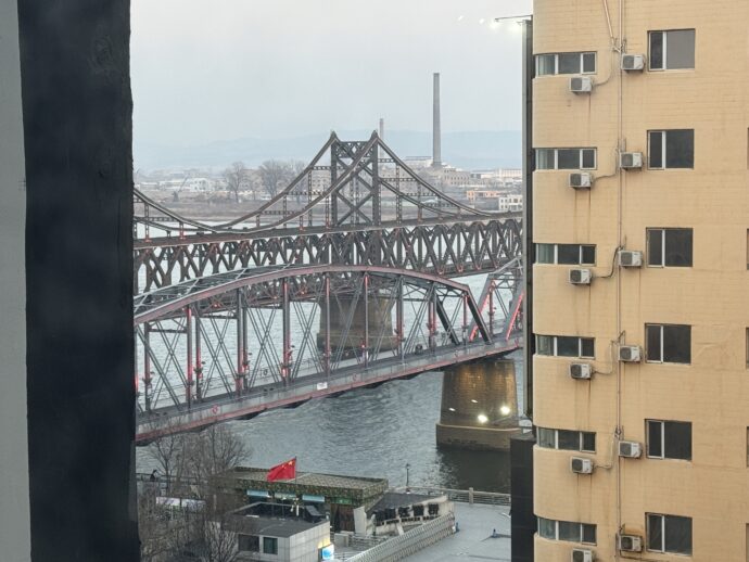 窓から見える鴨緑江橋