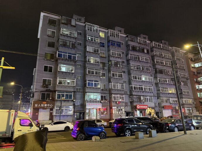 夜のマンション